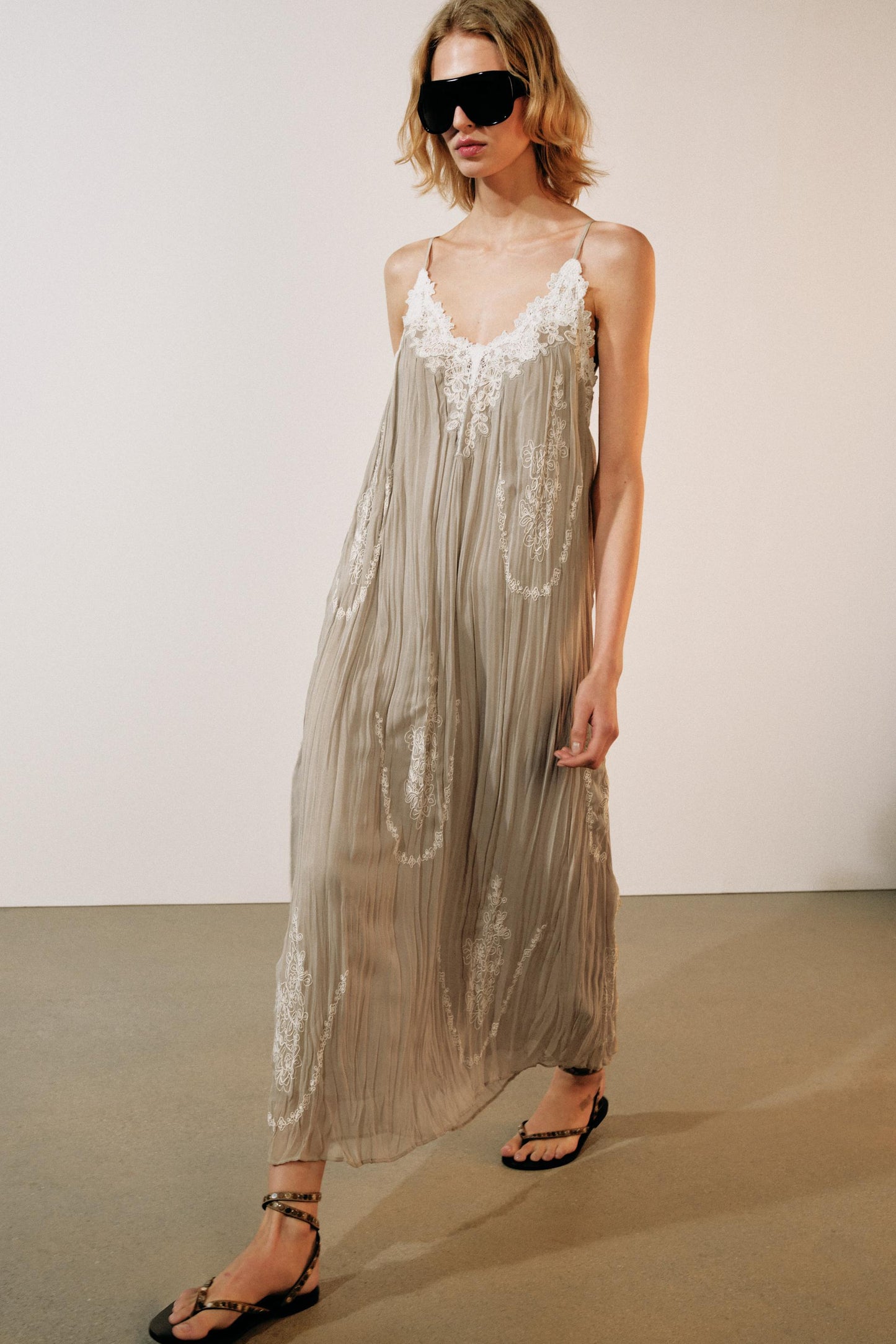 #E1D1CF, Gris / Beige